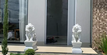 Escultura de leão para entrada de residências