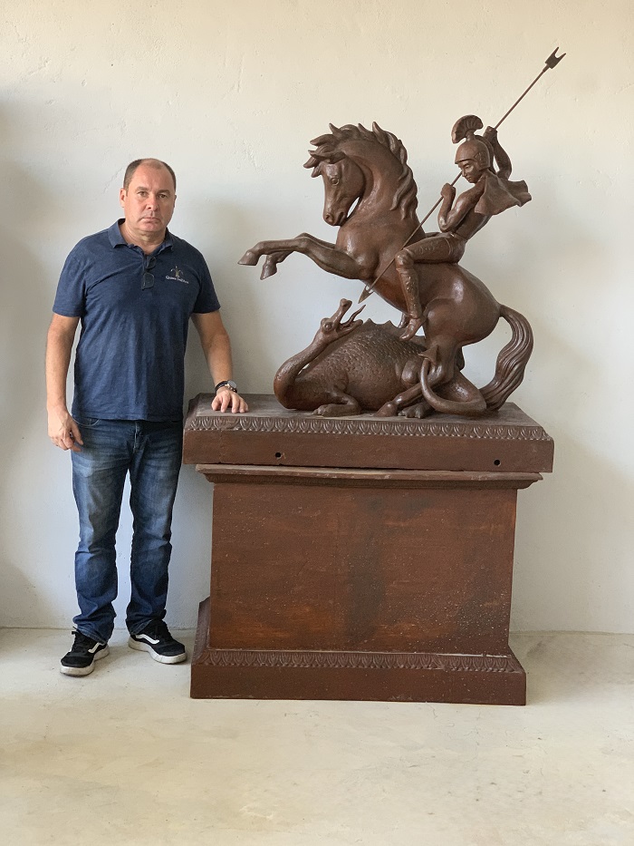 Escultura Monumental de São Jorge em Ferro Fundido da Quinta Dell'Arte