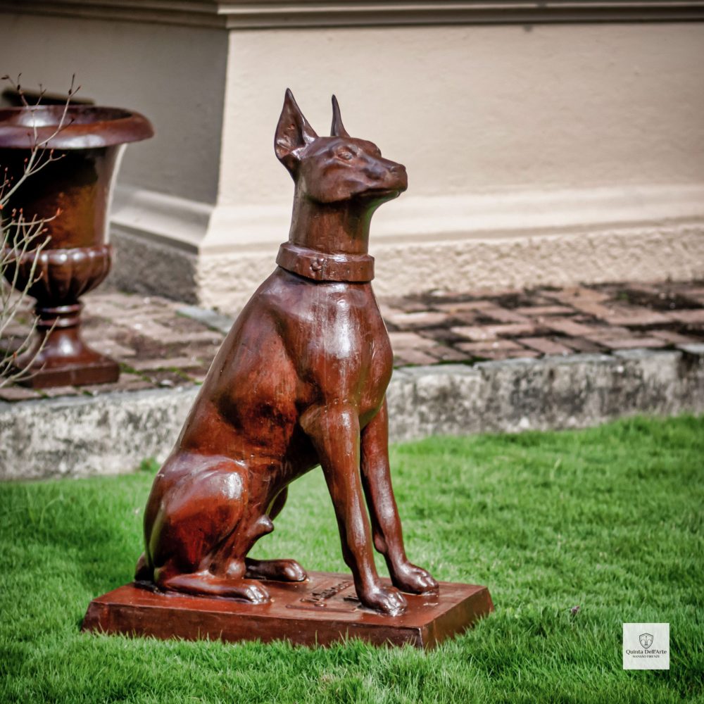 Escultura de cachorro em ferro fundido