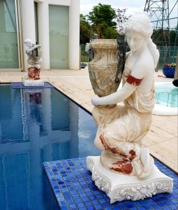 Escultura de marmore posicionada numa piscina