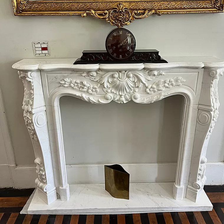 Lareira de mármore branco disponível na Quinta Dell'Arte
