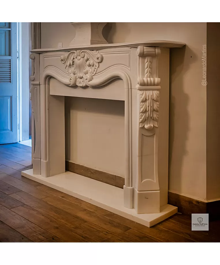 Lareira de mármore branco disponível na Quinta Dell'Arte